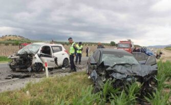 Salihli’de otomobiller kafa kafaya çarpıştı: 1’i ağır 3 yaralı